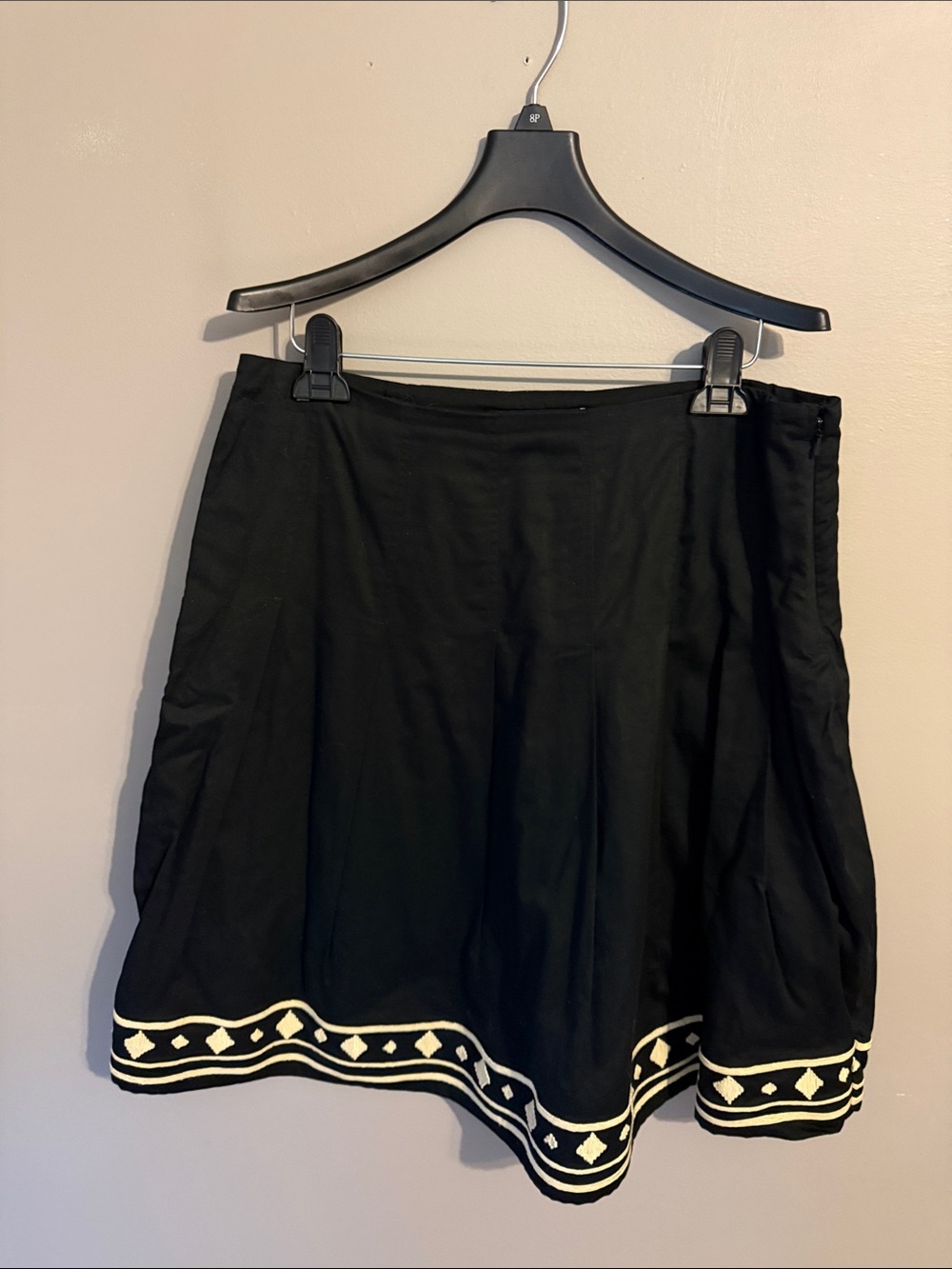 Jones New York  black pleated skirt/tan geometric hem. Size 12.
